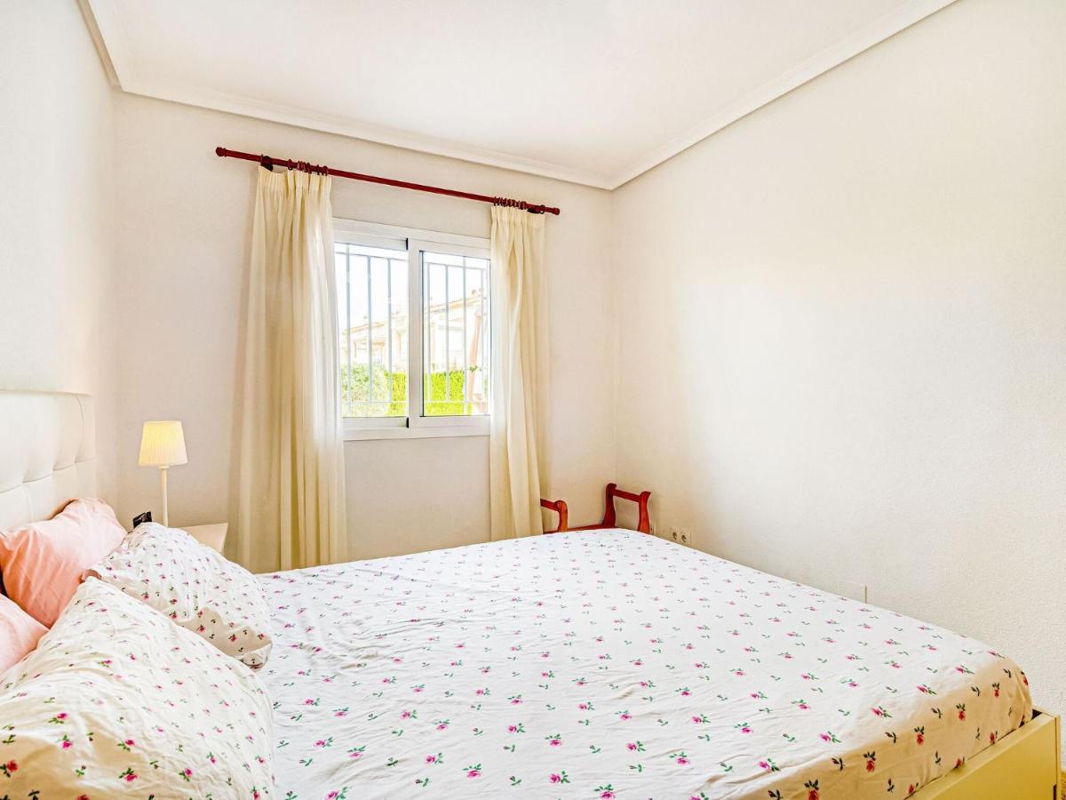 Belvilla By Oyo Lovely Bungalow With Swimming Pool Οριουέλα Εξωτερικό φωτογραφία