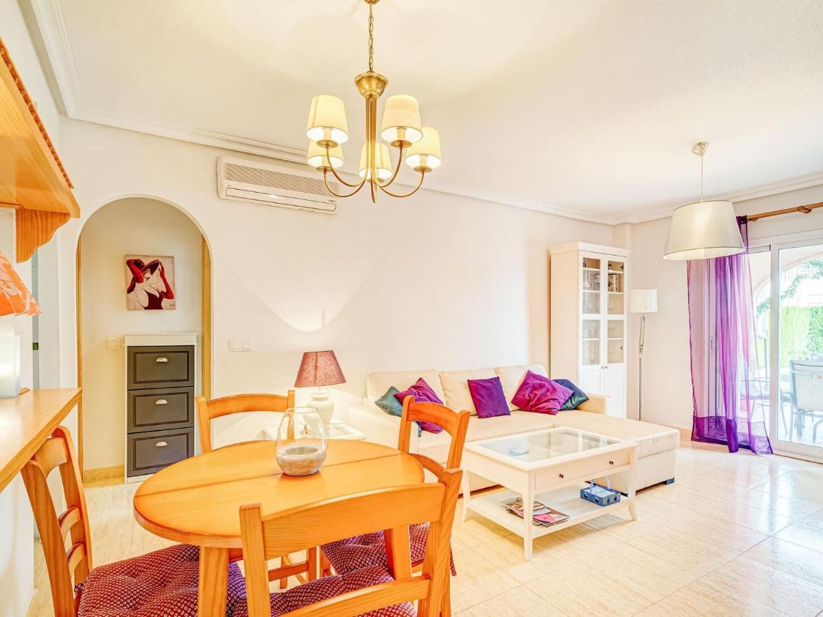 Belvilla By Oyo Lovely Bungalow With Swimming Pool Οριουέλα Εξωτερικό φωτογραφία