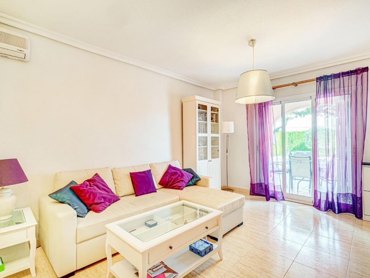 Belvilla By Oyo Lovely Bungalow With Swimming Pool Οριουέλα Εξωτερικό φωτογραφία
