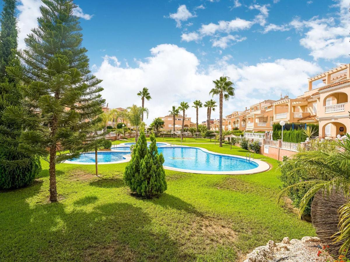 Belvilla By Oyo Lovely Bungalow With Swimming Pool Οριουέλα Εξωτερικό φωτογραφία