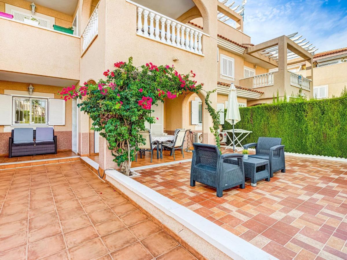 Belvilla By Oyo Lovely Bungalow With Swimming Pool Οριουέλα Εξωτερικό φωτογραφία